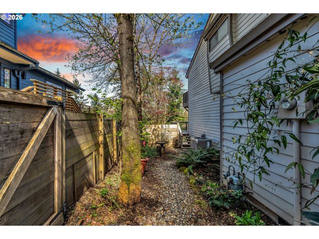 2005 CARRIAGE Way, West Linn, OR 97068