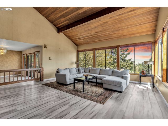 2005 CARRIAGE Way, West Linn, OR 97068