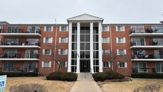 1050 N Farnsworth Avenue 111, Aurora, IL 60505