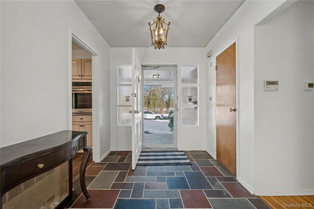 38 Park Drive E, Syosset, NY 11791