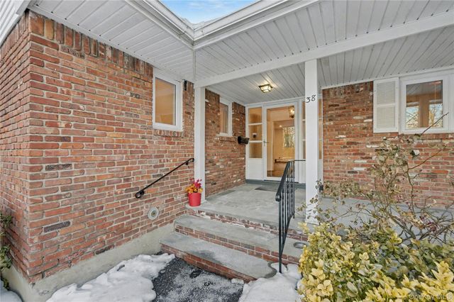 38 Park Drive E, Syosset, NY 11791