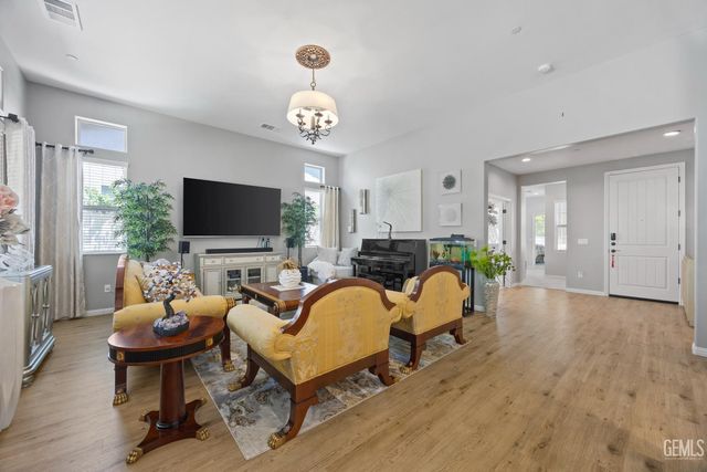 13514 Pixton Avenue, Bakersfield, CA 93311