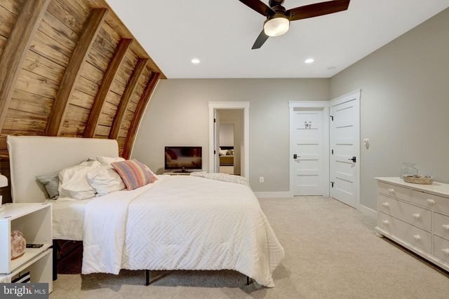 18360 TURNBERRY DR, Round Hill, VA 20141
