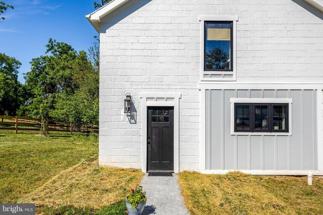 18360 TURNBERRY DR, Round Hill, VA 20141