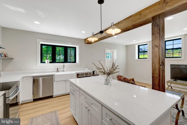 18360 TURNBERRY DR, Round Hill, VA 20141