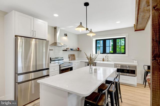 18360 TURNBERRY DR, Round Hill, VA 20141