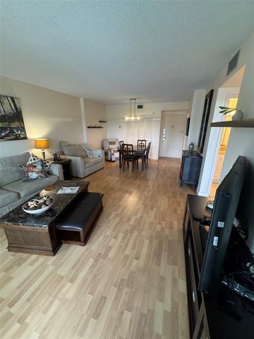 4330 Hillcrest Dr 304 304, Hollywood, FL 33021