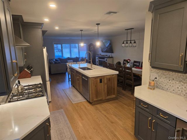 21 Nevin Terrace, Massapequa Park, NY 11762