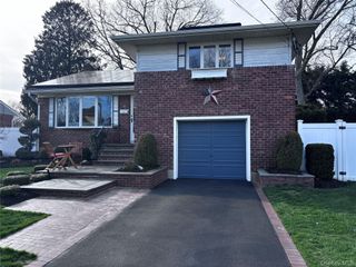 21 Nevin Terrace, Massapequa Park, NY 11762
