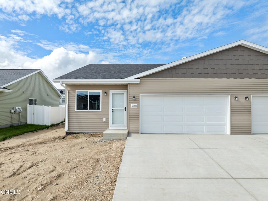 1568 47th Loop SE, Minot, ND 58701 photo 2