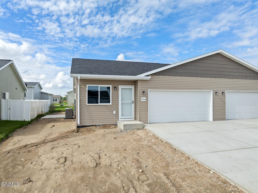 1568 47th Loop SE, Minot, ND 58701 photo 3