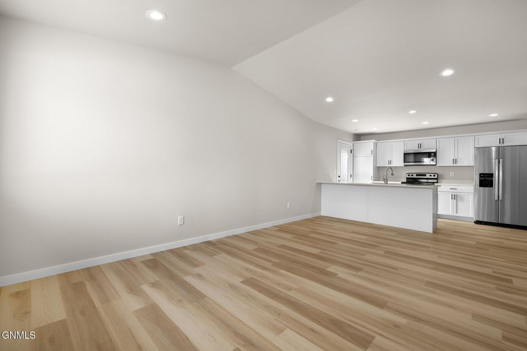 1568 47th Loop SE, Minot, ND 58701 photo 5