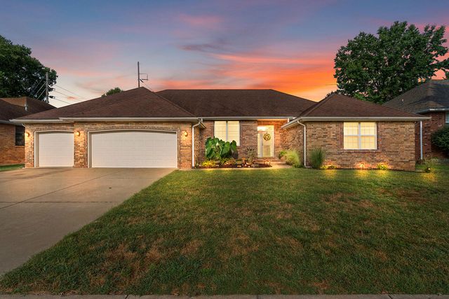 3379 S Woodstock Avenue, Springfield, MO 65809