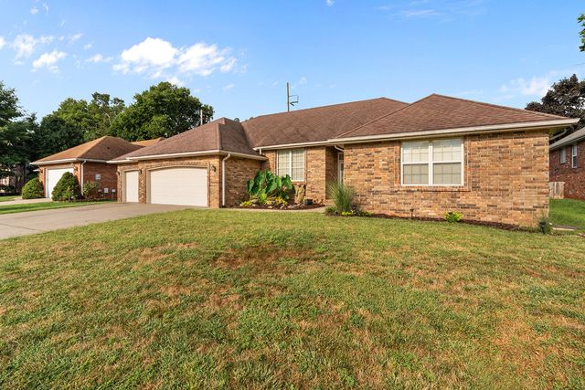 3379 S Woodstock Avenue, Springfield, MO 65809