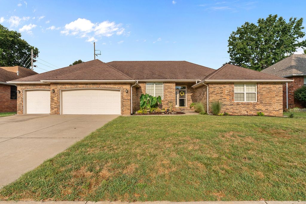 3379 S Woodstock Avenue, Springfield, MO 65809