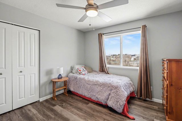 913 Mulberry Avenue NE, Montgomery, MN 56069