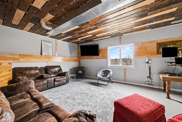 913 Mulberry Avenue NE, Montgomery, MN 56069