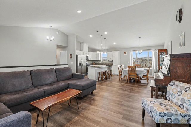 913 Mulberry Avenue NE, Montgomery, MN 56069