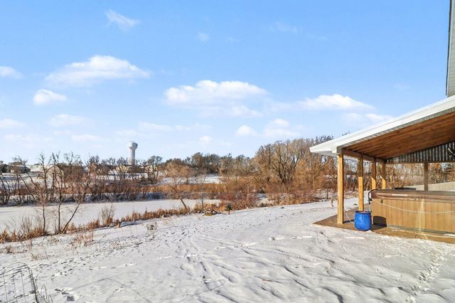 913 Mulberry Avenue NE, Montgomery, MN 56069