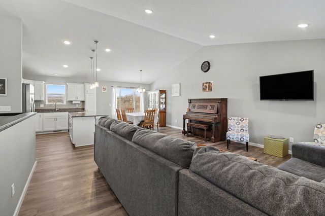 913 Mulberry Avenue NE, Montgomery, MN 56069