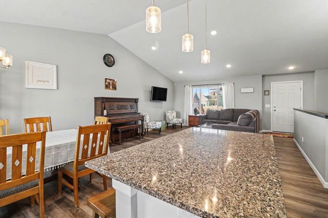 913 Mulberry Avenue NE, Montgomery, MN 56069