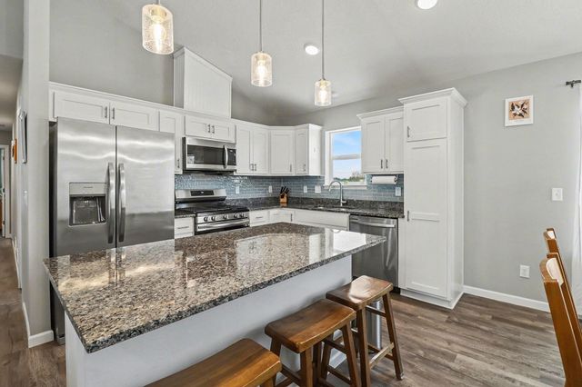 913 Mulberry Avenue NE, Montgomery, MN 56069