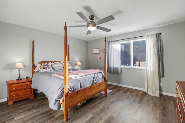 913 Mulberry Avenue NE, Montgomery, MN 56069