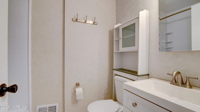2 Lone Star Lane, Manalapan, NJ 07726