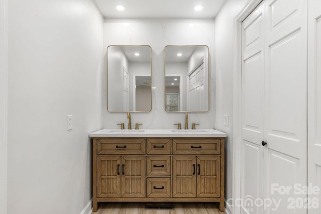7030 Delta Lake Drive, Charlotte, NC 28215