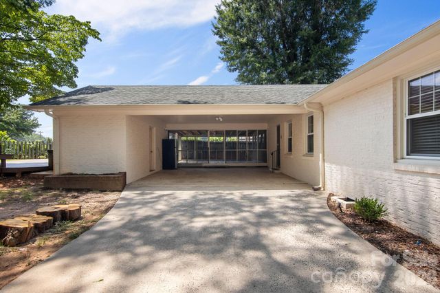 7030 Delta Lake Drive, Charlotte, NC 28215