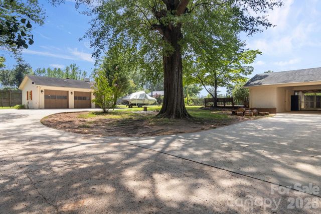 7030 Delta Lake Drive, Charlotte, NC 28215