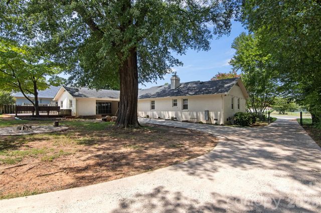 7030 Delta Lake Drive, Charlotte, NC 28215