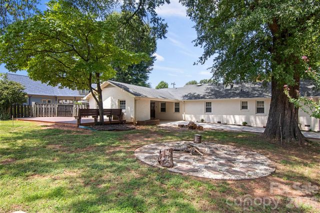7030 Delta Lake Drive, Charlotte, NC 28215