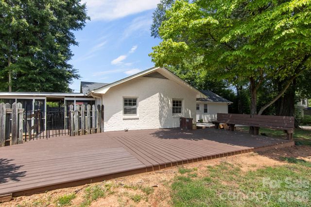 7030 Delta Lake Drive, Charlotte, NC 28215