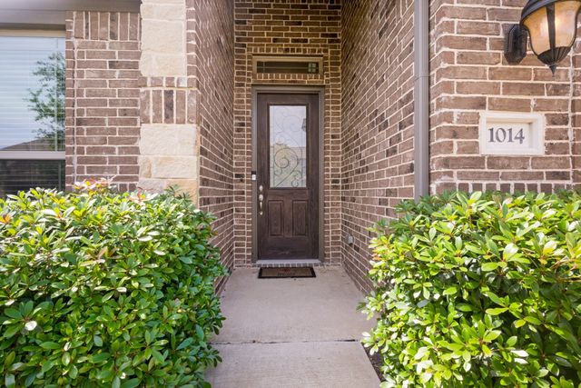 1014 W Villas Court, Lewisville, TX 75067