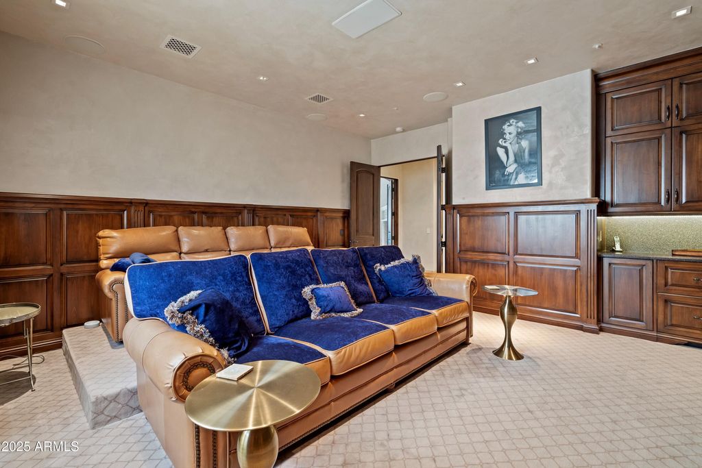 Image 12 of property listing at 6322 E TURQUOISE Avenue, Paradise Valley, AZ 85253