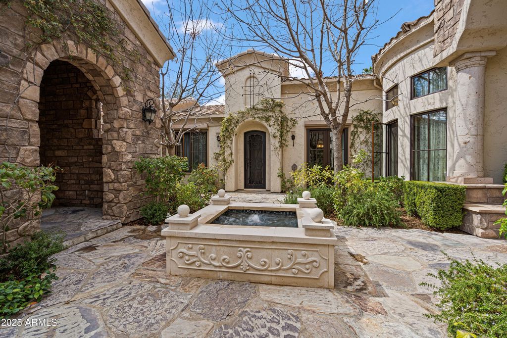 Image 2 of property listing at 6322 E TURQUOISE Avenue, Paradise Valley, AZ 85253