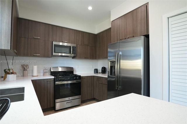 211 SE 4th St 3, Hallandale Beach, FL 33009