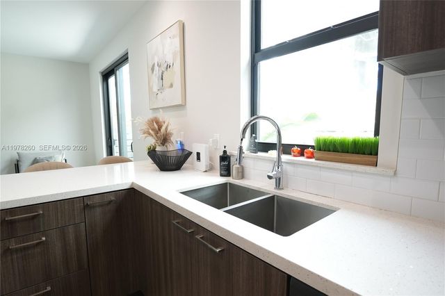 211 SE 4th St 3, Hallandale Beach, FL 33009