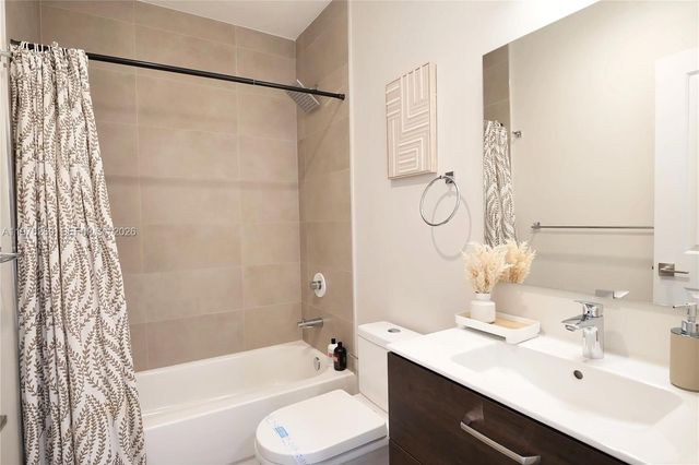 211 SE 4th St 3, Hallandale Beach, FL 33009