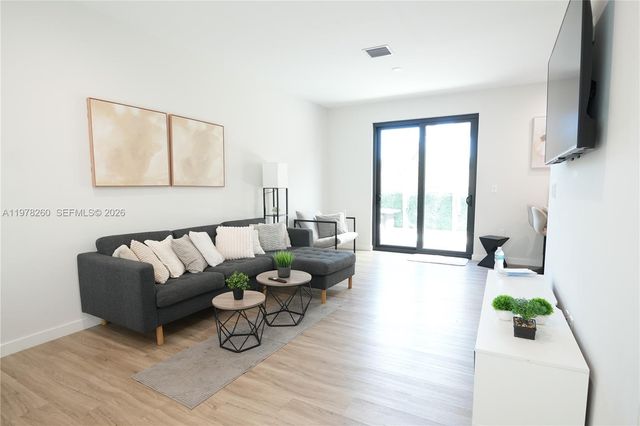 211 SE 4th St 3, Hallandale Beach, FL 33009