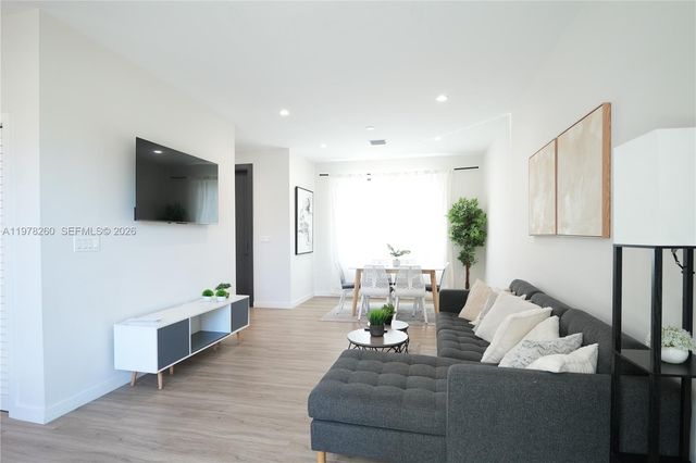 211 SE 4th St 3, Hallandale Beach, FL 33009