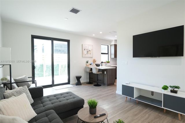 211 SE 4th St 3, Hallandale Beach, FL 33009