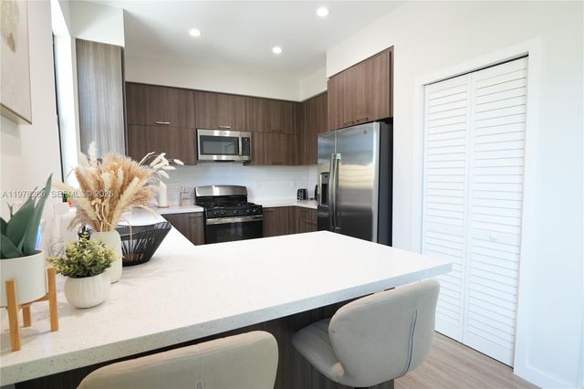 211 SE 4th St 3, Hallandale Beach, FL 33009