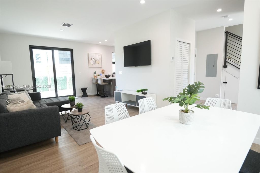 211 SE 4th St 3, Hallandale Beach, FL 33009