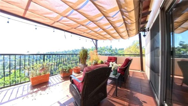 633 Sunnyhill Drive, Los Angeles, CA 90065