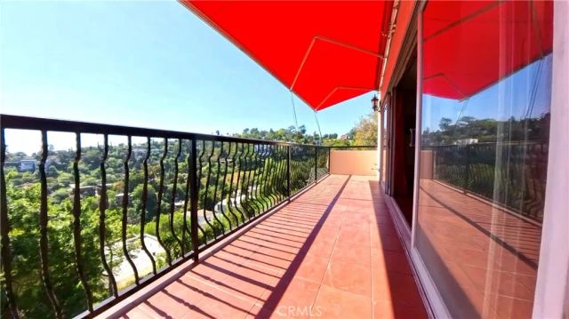 633 Sunnyhill Drive, Los Angeles, CA 90065