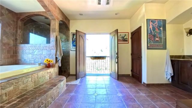 633 Sunnyhill Drive, Los Angeles, CA 90065