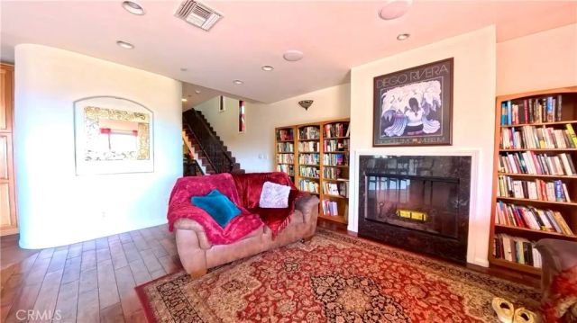 633 Sunnyhill Drive, Los Angeles, CA 90065