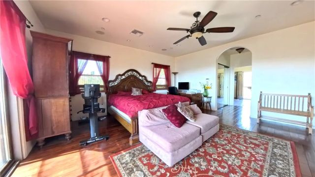633 Sunnyhill Drive, Los Angeles, CA 90065